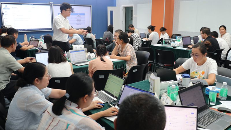 成人高考网上报名需要准备以下材料：